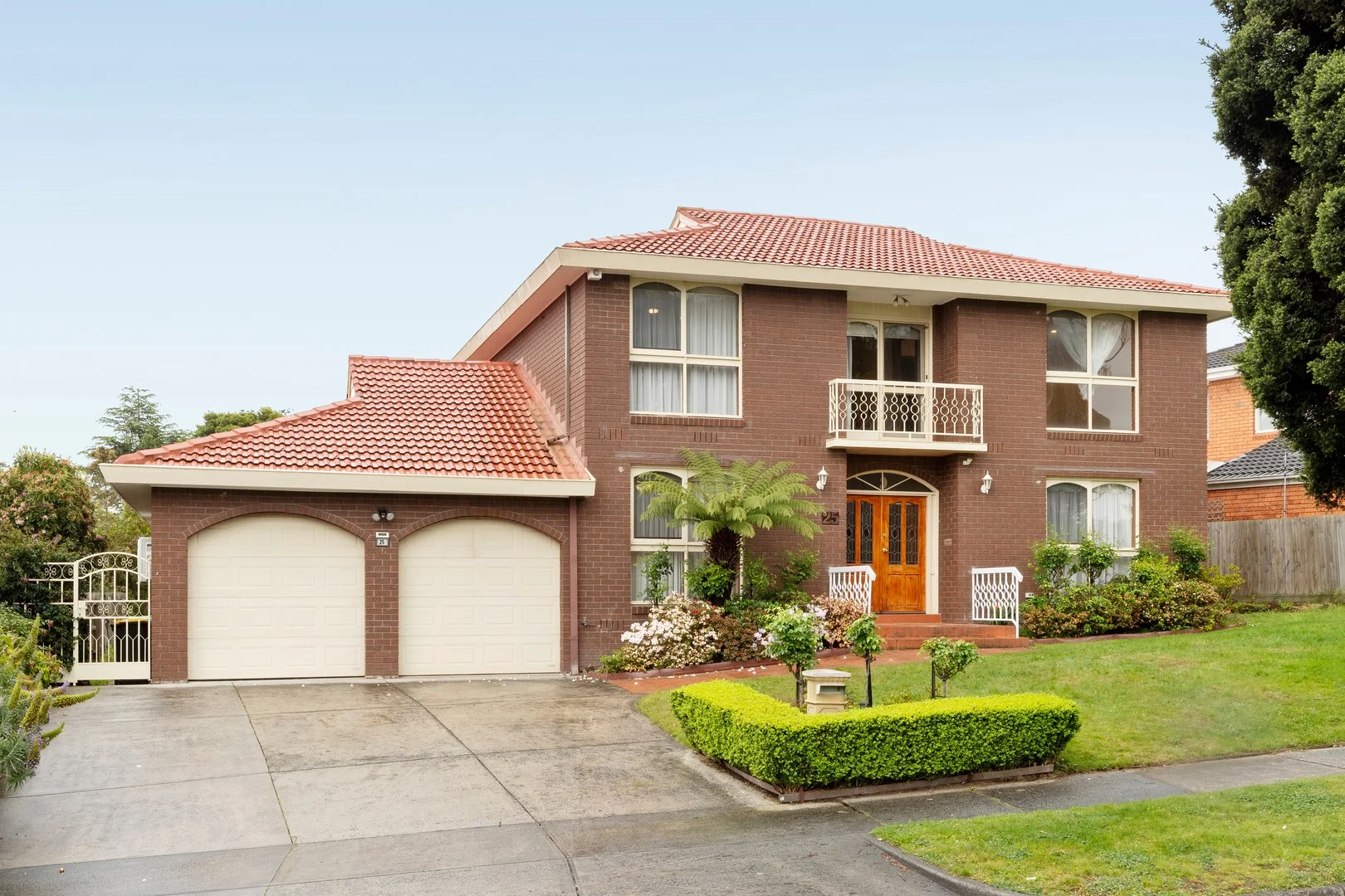 25 Leawarra Crescent, Doncaster East VIC 3109