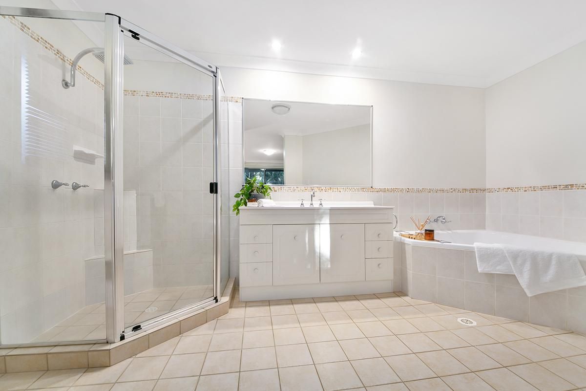 5 bedrooms House in 3 Bellini Court FIG TREE POCKET QLD, 4069