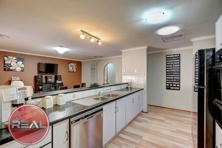 15 Falcon Drive, Parafield Gardens SA 5107, Image 2