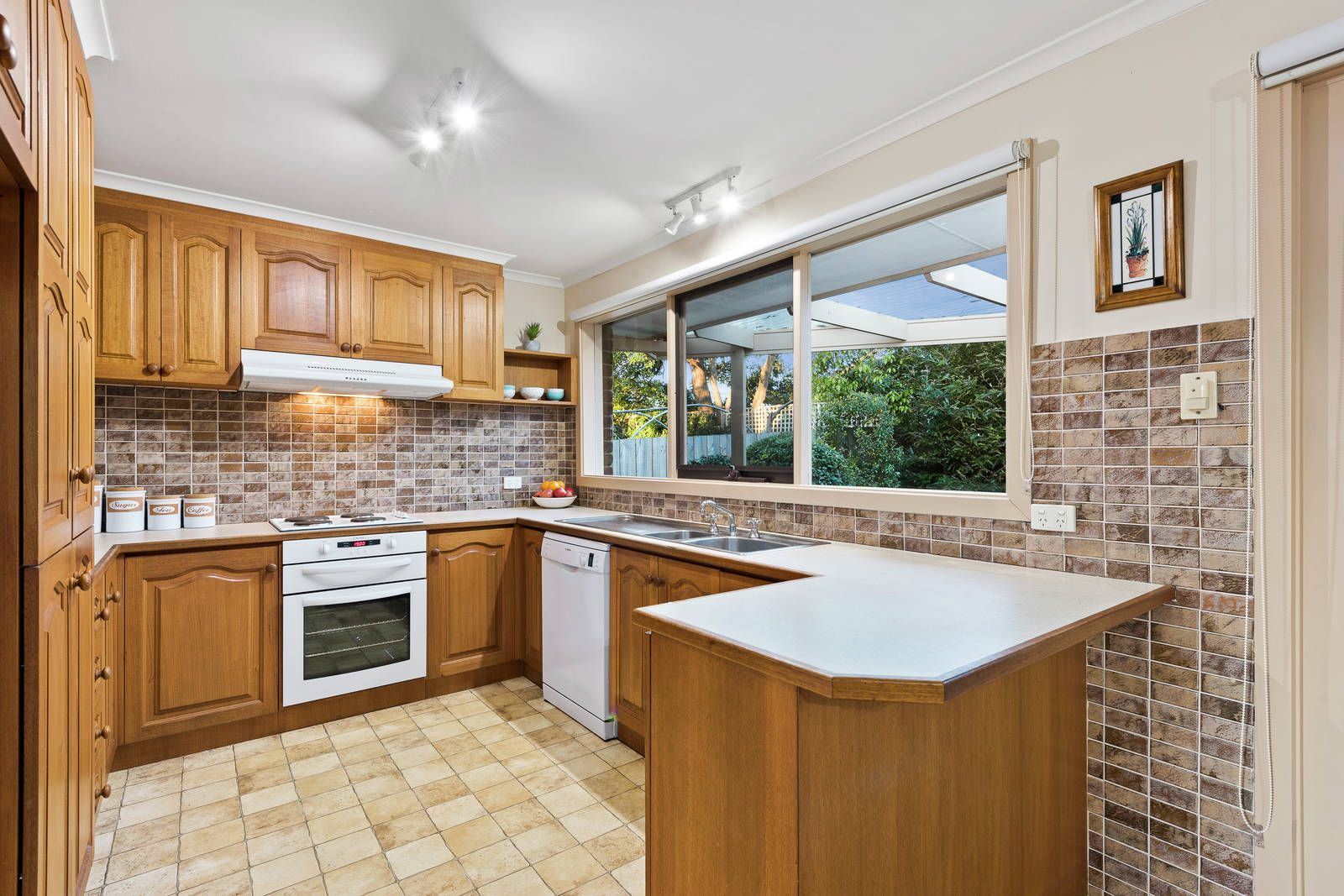 2/21 Branksome Grove, Blackburn South VIC 3130, Image 2