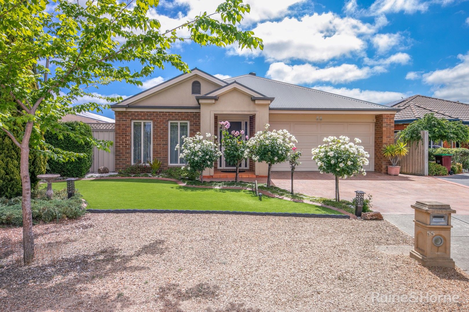4 bedrooms House in 55 Sorbonne Drive SUNBURY VIC, 3429
