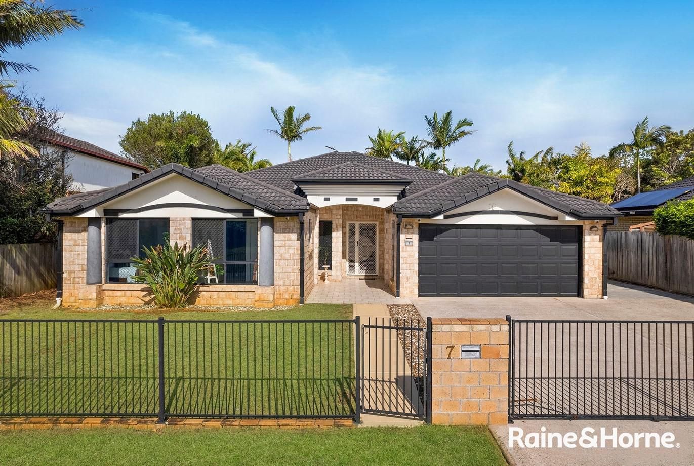 5 bedrooms House in 7 Kimbolton Drive REDLAND BAY QLD, 4165