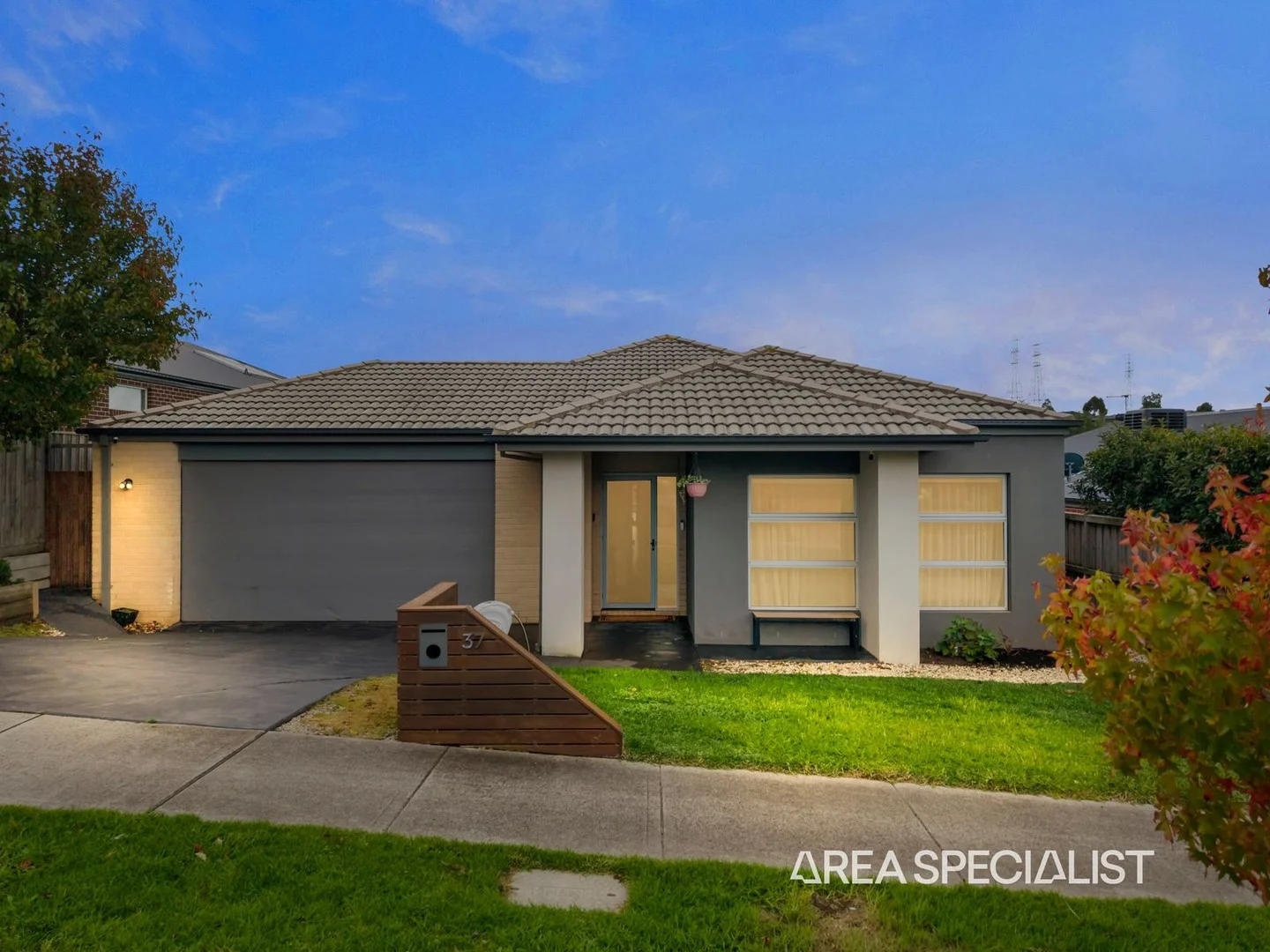 Primary image of 37 Mountford Rise, Pakenham VIC 3810