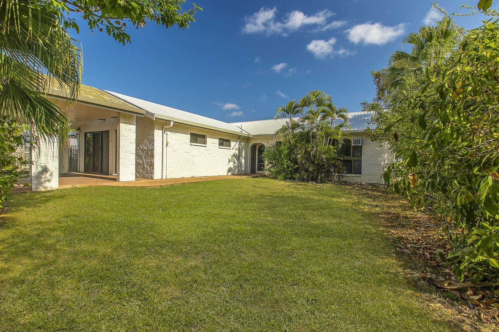 5 bedrooms House in 98 Yolanda Drive ANNANDALE QLD, 4814