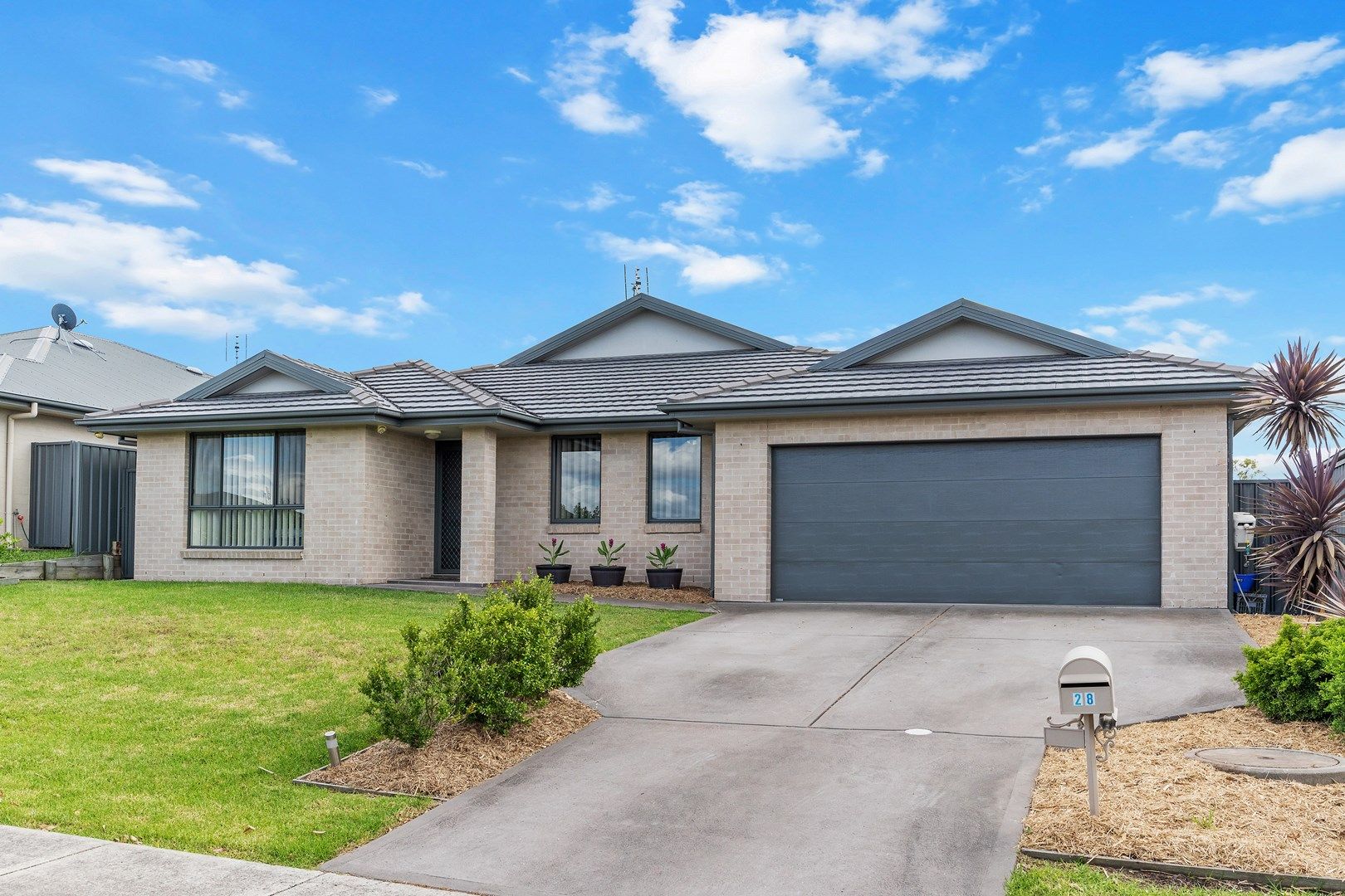 4 bedrooms House in 28 Broomfield Crescent HUNTERVIEW NSW, 2330
