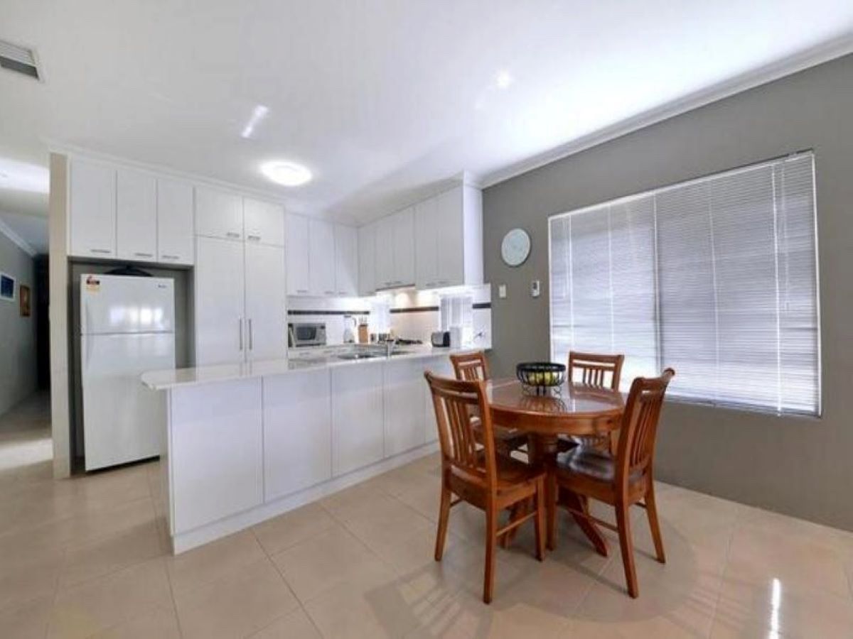 4 bedrooms House in 42 Olivedale Road MADELEY WA, 6065