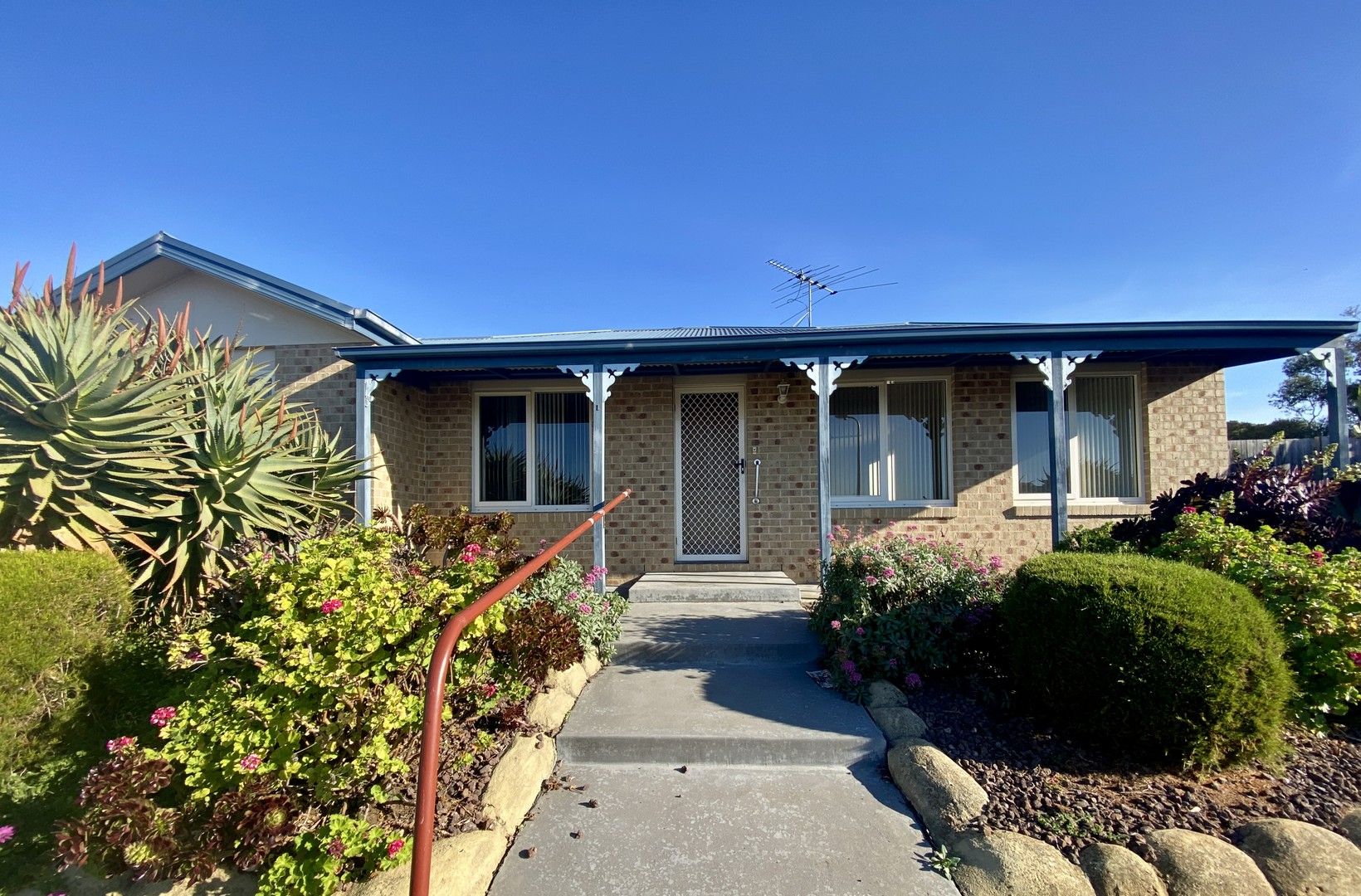 2 bedrooms Apartment / Unit / Flat in 1/7 Park Lane BELL PARK VIC, 3215