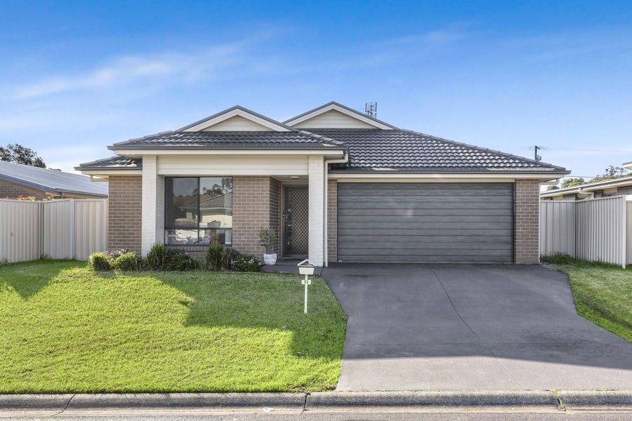 4 bedrooms House in 33 REGATTA WAY SUMMERLAND POINT NSW, 2259