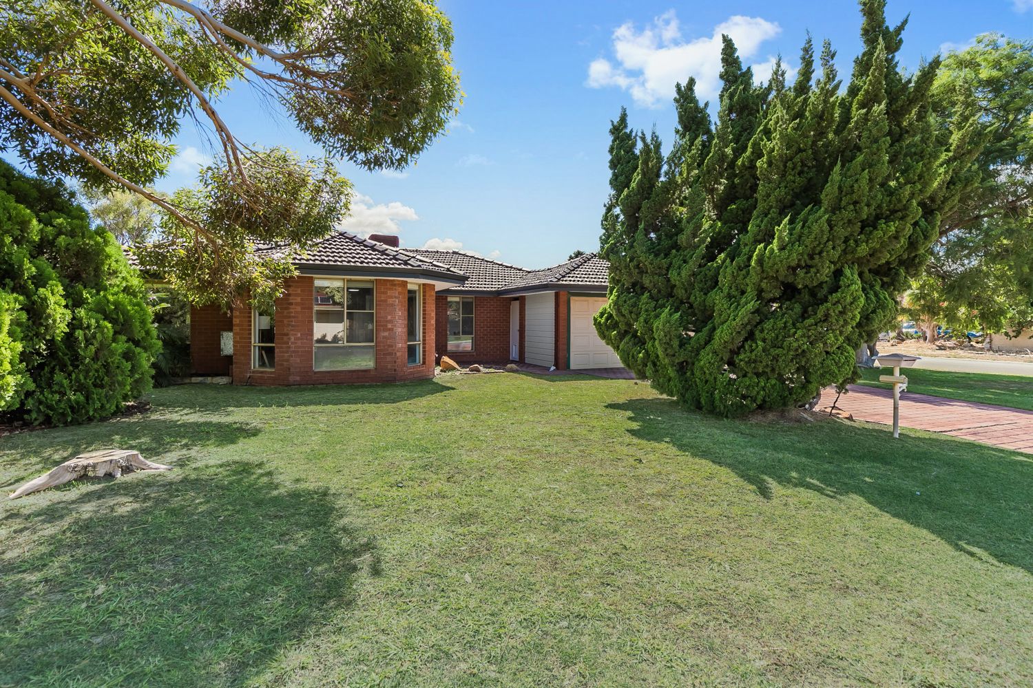 4 bedrooms House in 2 Jucara Mews WARNBRO WA, 6169