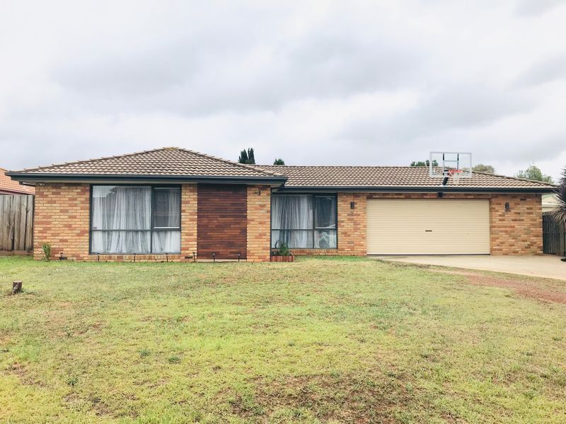 5 bedrooms House in 4 Rolland Court BROOKFIELD VIC, 3338