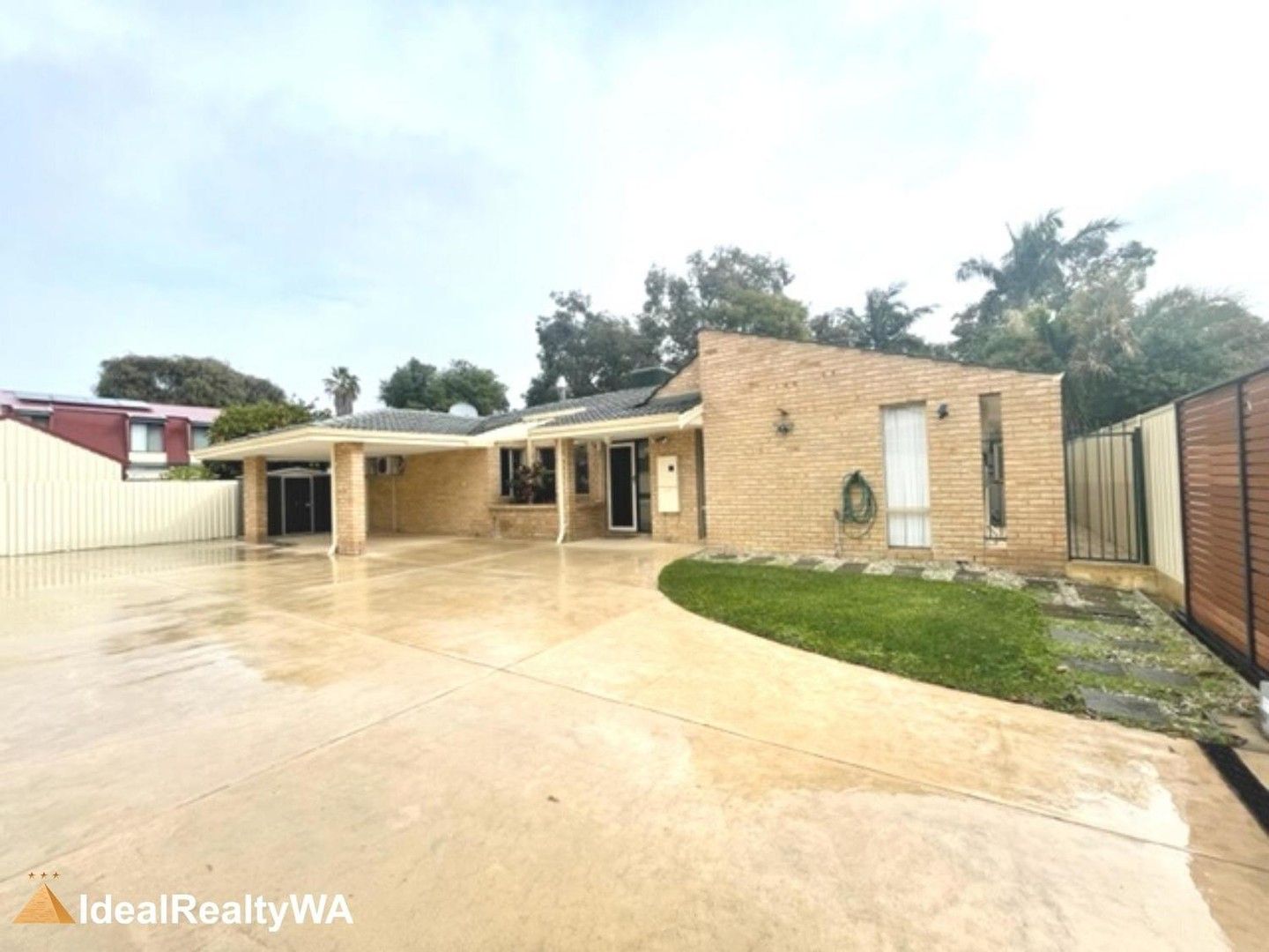 4 bedrooms House in 17 Haven Place THORNLIE WA, 6108