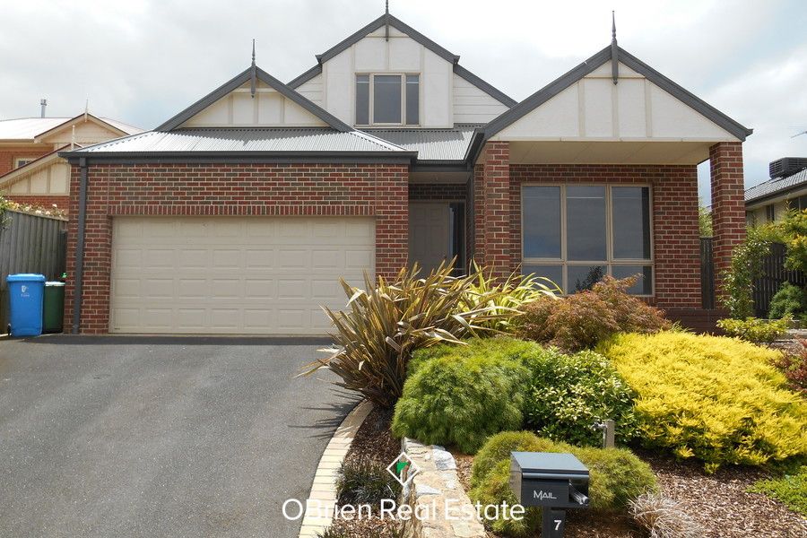 3 bedrooms House in 7 April Close BERWICK VIC, 3806