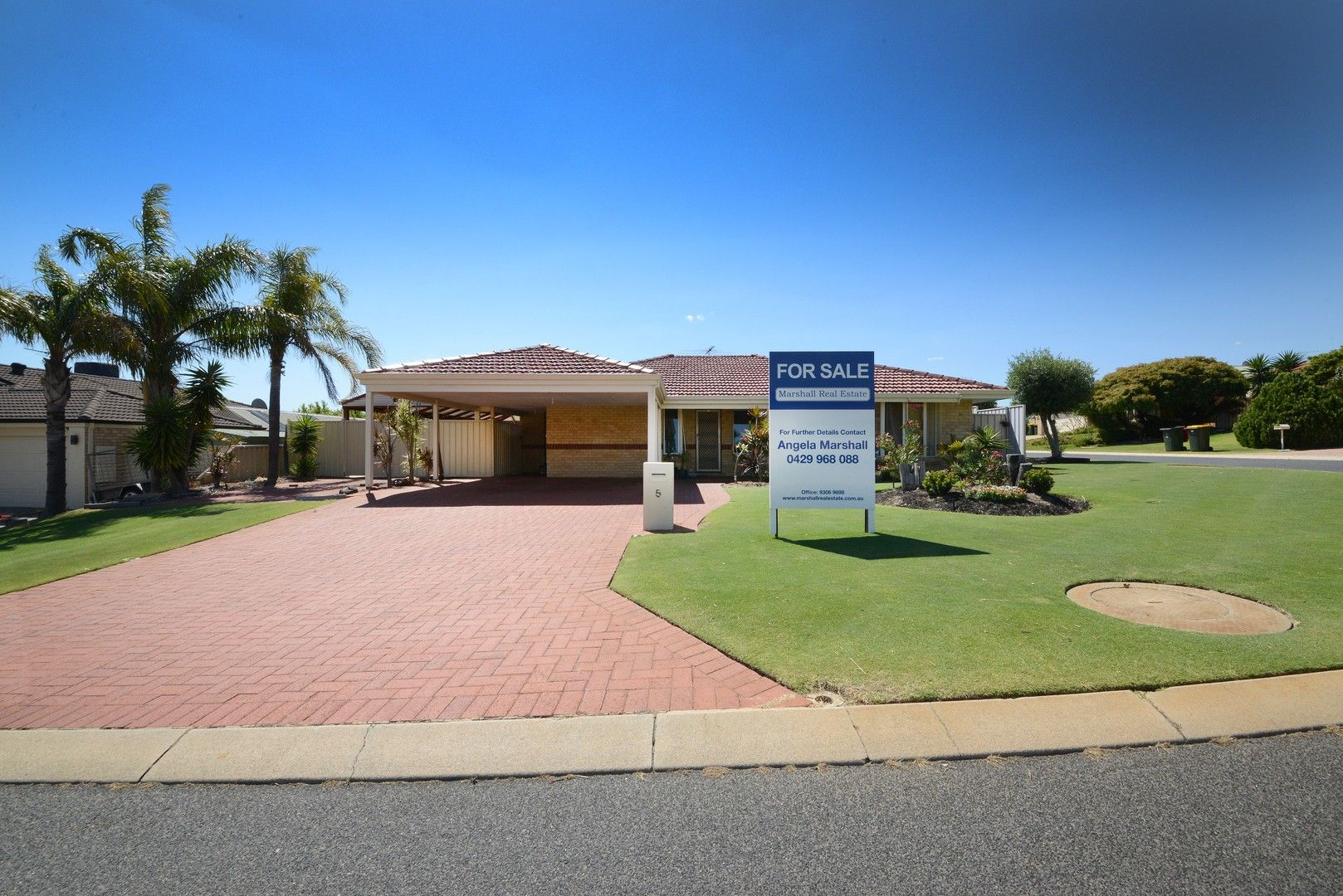 4 bedrooms House in 5 Combewood Loop CARRAMAR WA, 6031