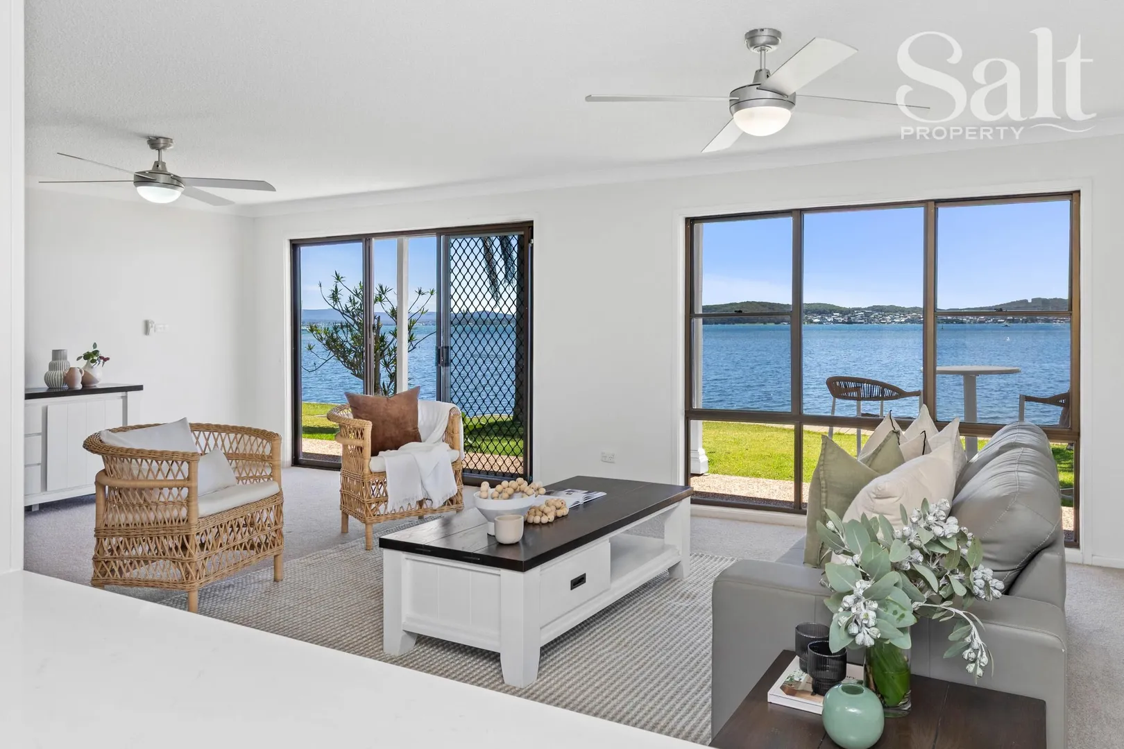 Absolute Lakefront Family Home Delivering a True Holiday-at-Home Lifestyle - Bild 2