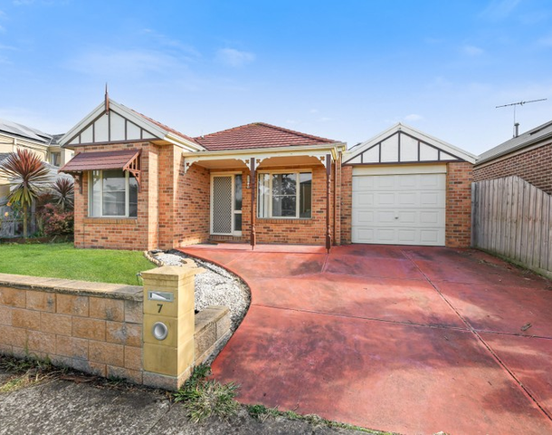 7 Paterson Drive, Lynbrook VIC 3975