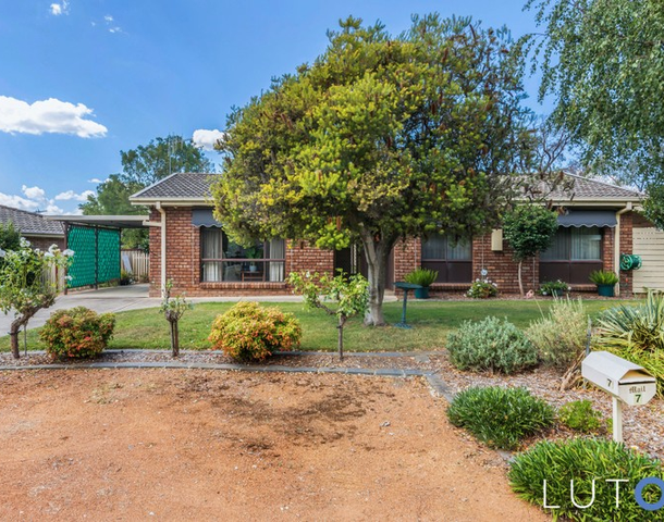 7 Phillimore Place, Charnwood ACT 2615