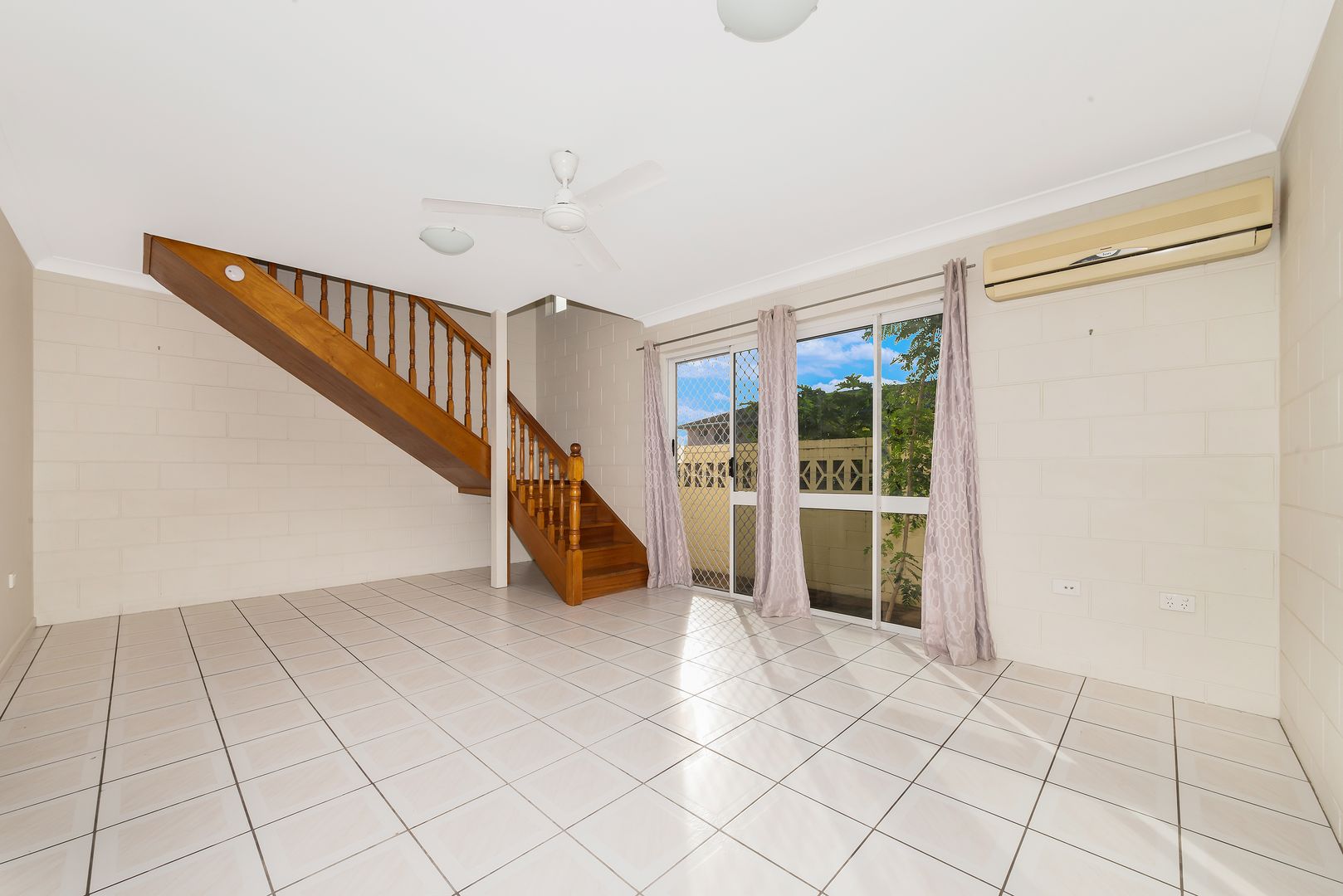 5/8 Lowth Street, Rosslea QLD 4812, Image 2
