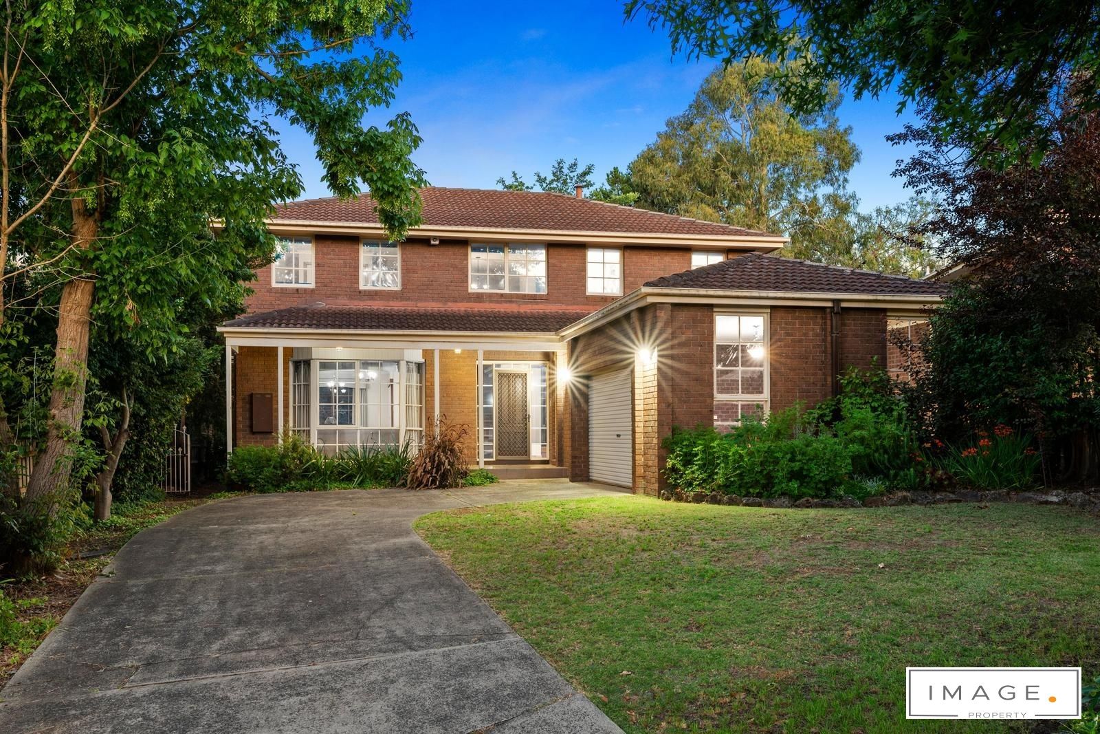 5 bedrooms House in 8 Kersey Pl DONCASTER VIC, 3108