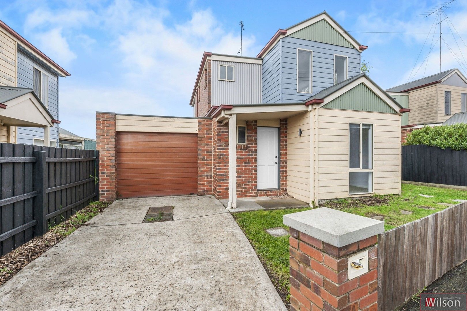 2/11 Little Clyde Street, Soldiers Hill VIC 3350, Image 0