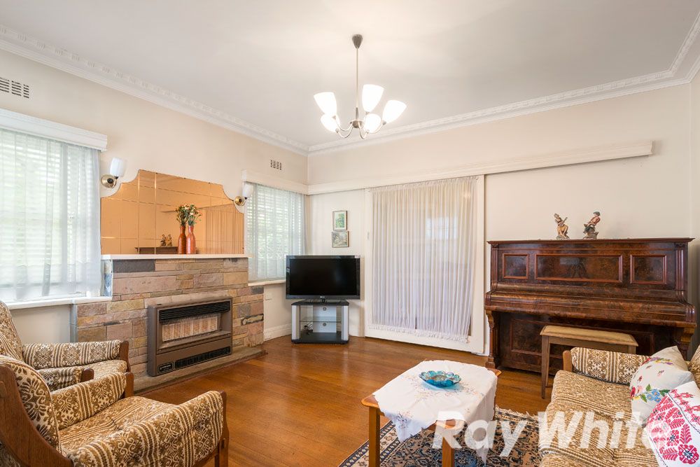 18 Edwards Street, BURWOOD VIC 3125, Image 2