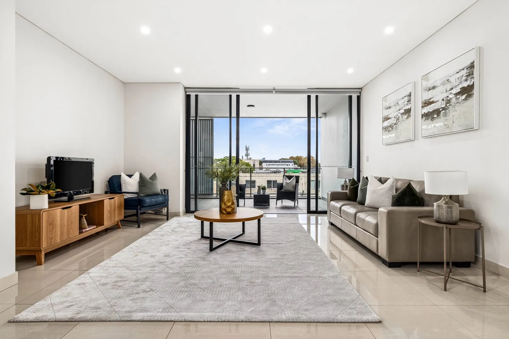 Oversized 105 sqm apartment with large 5.7sqm study