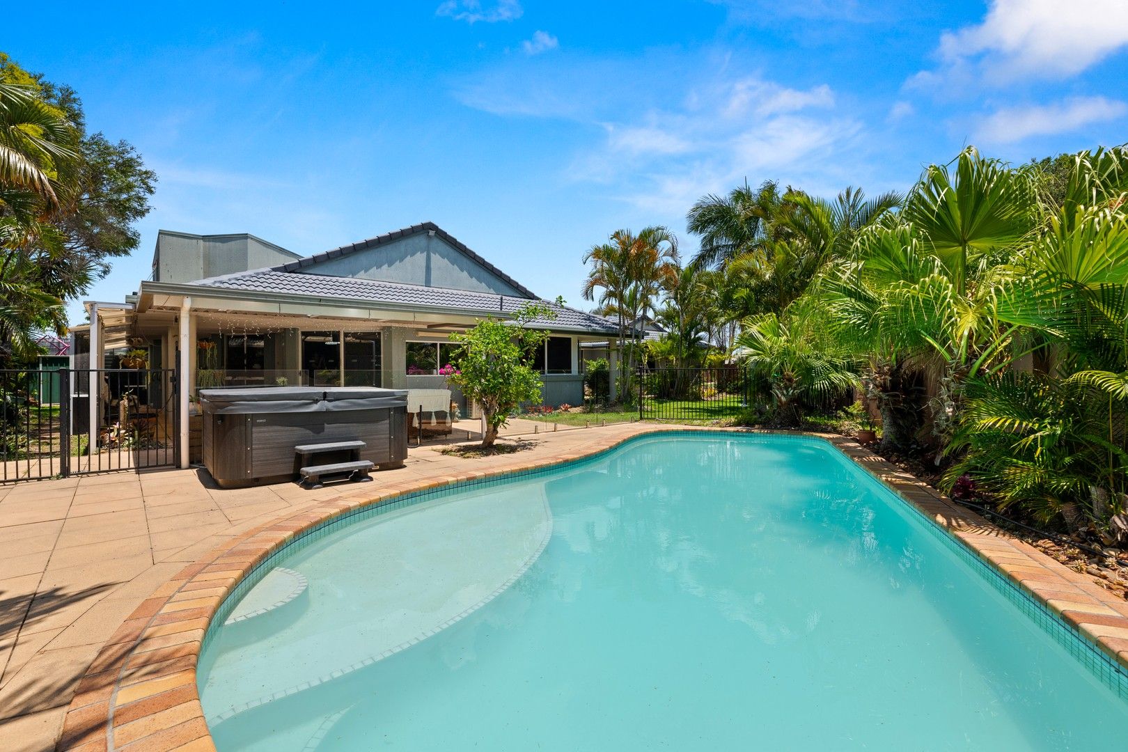 5 bedrooms House in 11 Monteclair Court MERMAID WATERS QLD, 4218