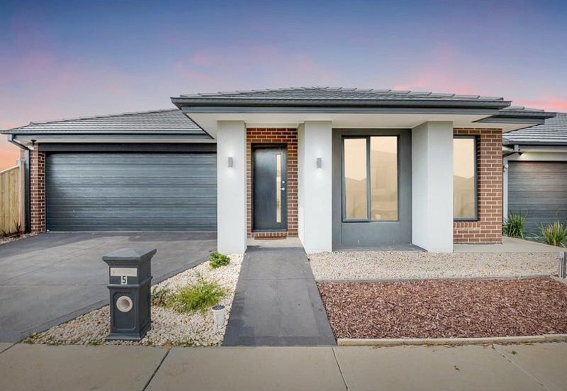 3 bedrooms House in 5 Cochrane Avenue MICKLEHAM VIC, 3064