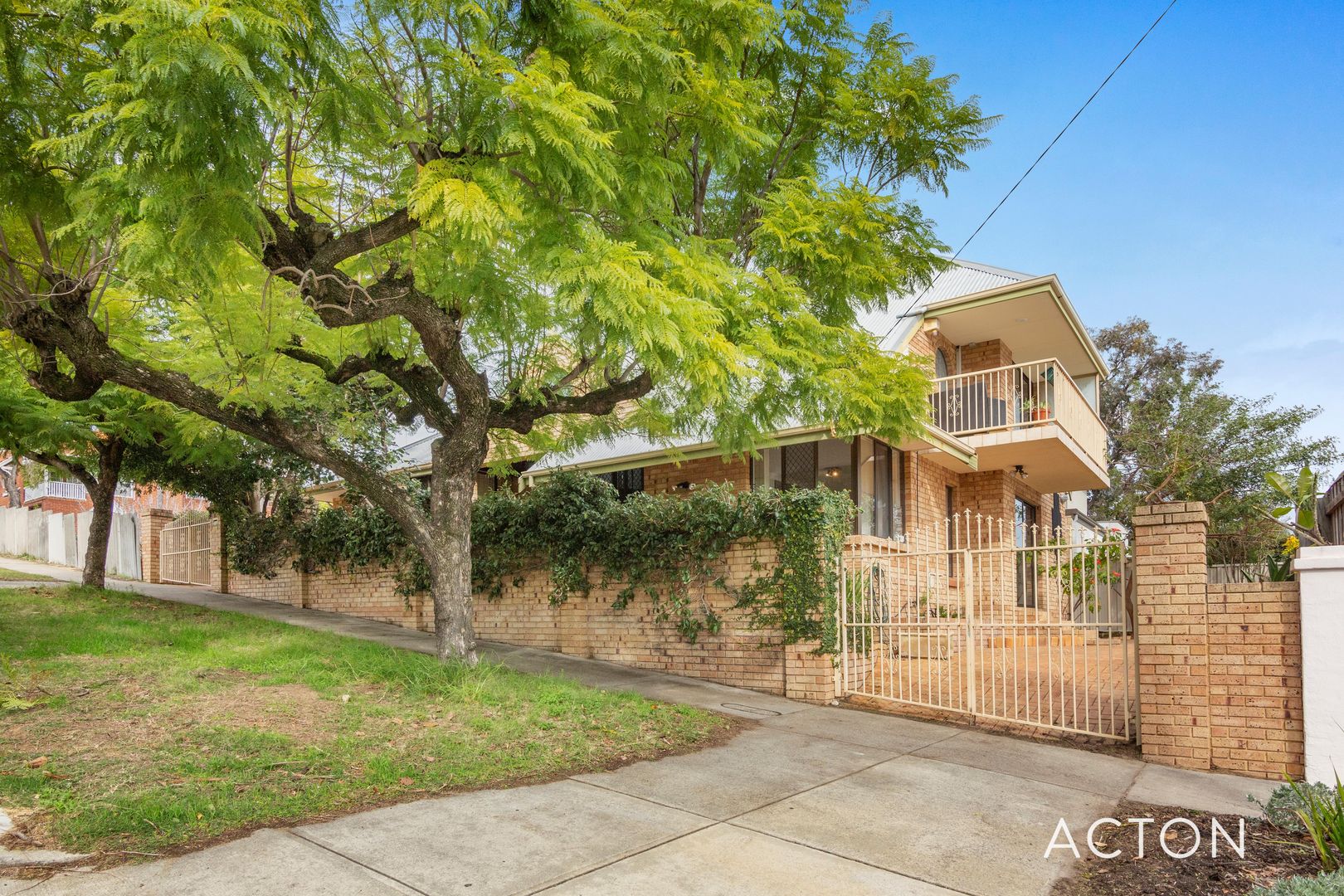 4 bedrooms House in 11 Howick Street BURSWOOD WA, 6100