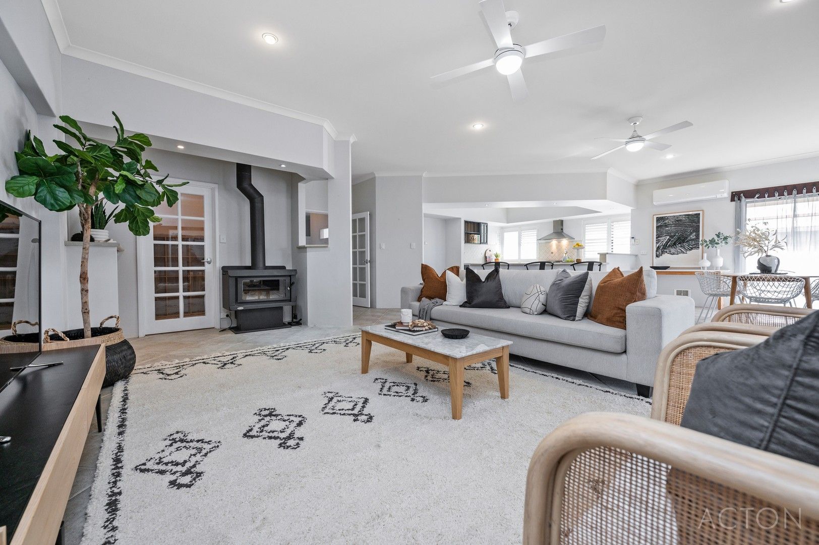 4 bedrooms House in 12 Capricorn Mews HALLS HEAD WA, 6210