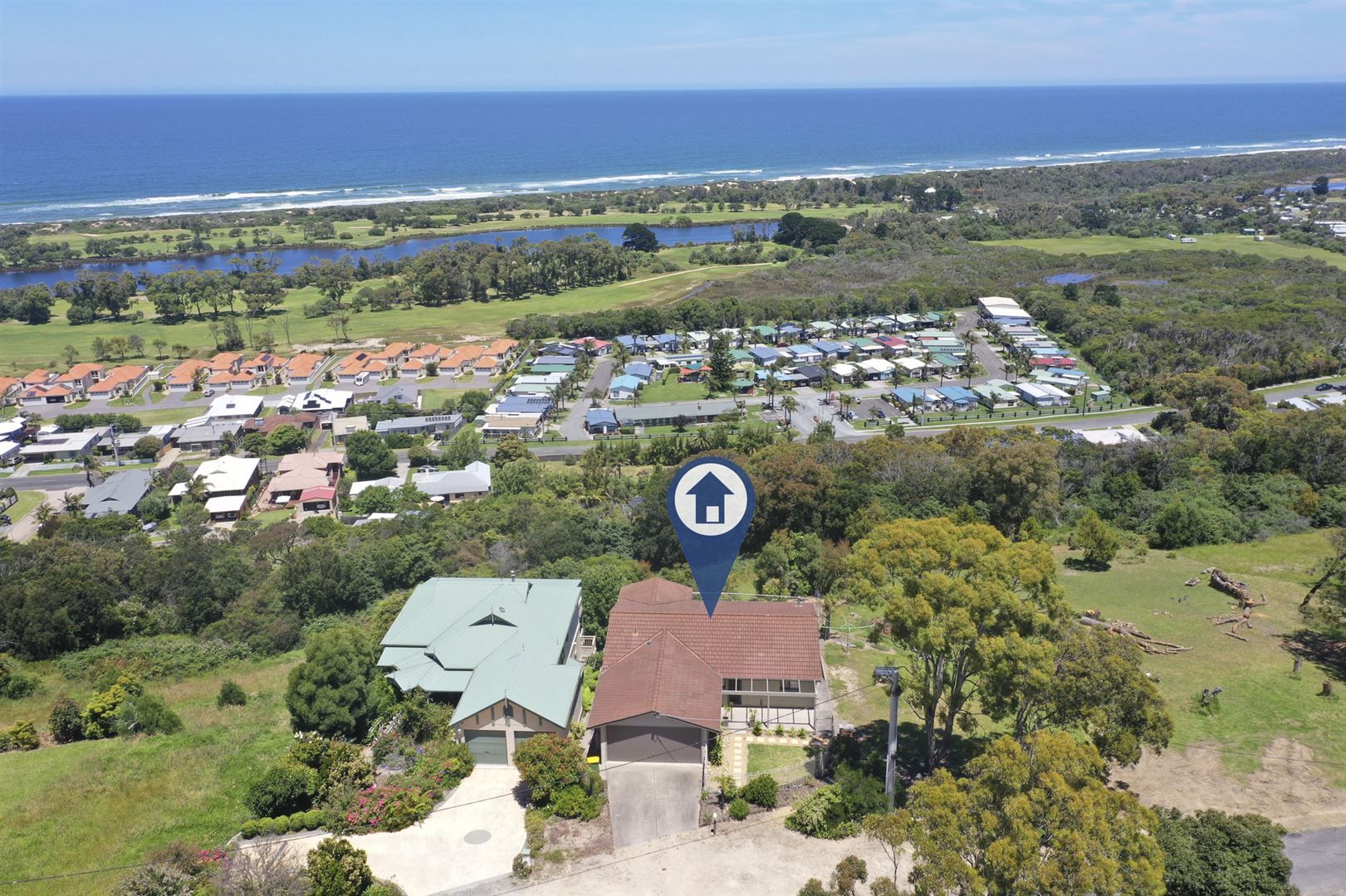 3 bedrooms House in 16 Ocean View Parade LAKES ENTRANCE VIC, 3909
