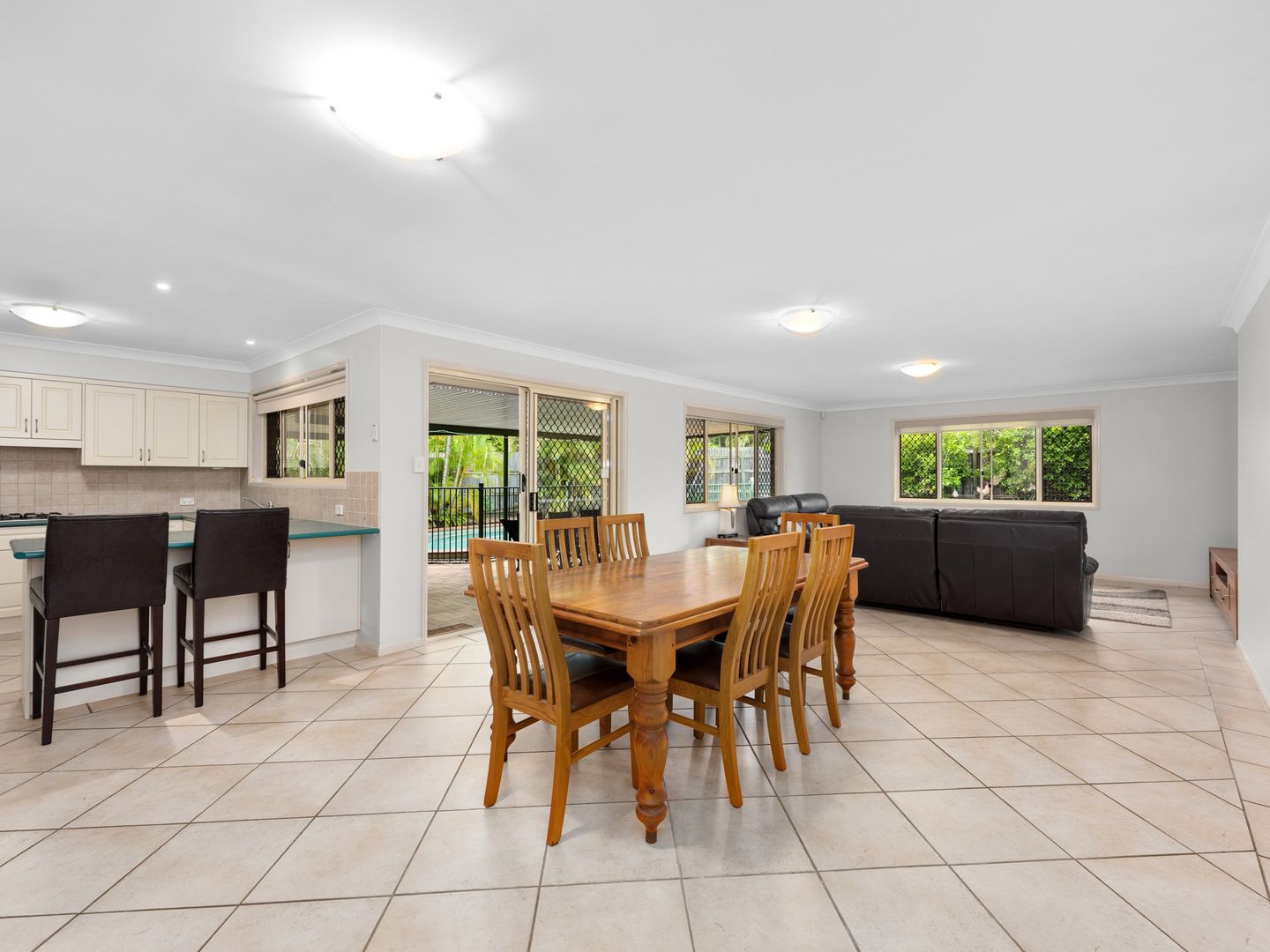3 Hereford Crescent, Carindale QLD 4152, Image 2