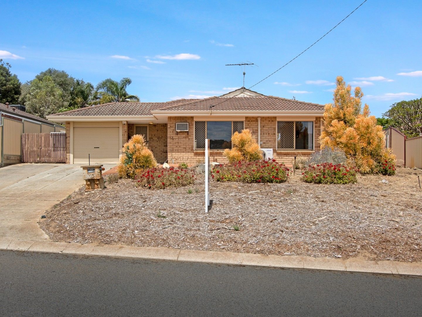 3 bedrooms House in 10 Cromer Gardens PARMELIA WA, 6167