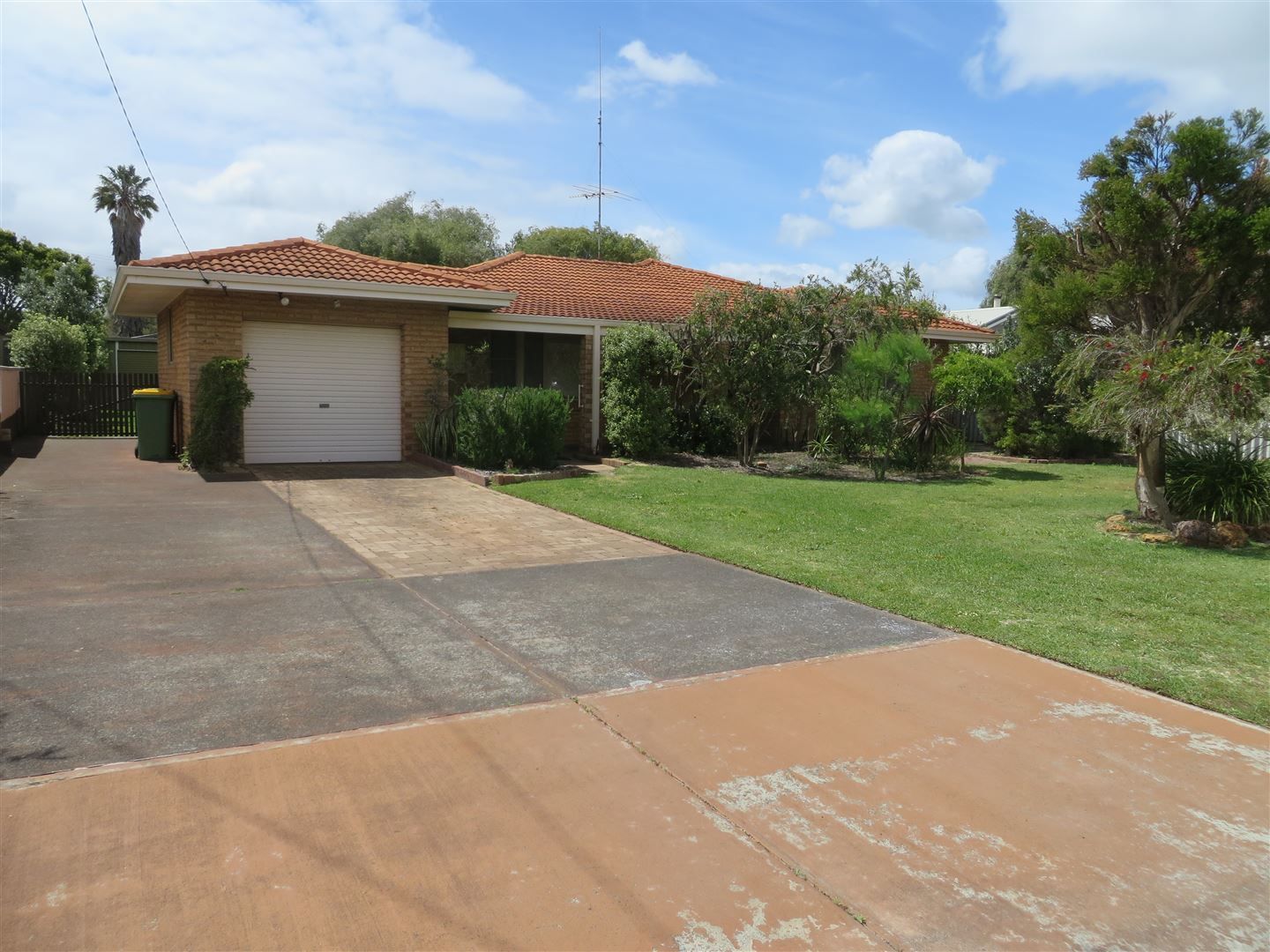 3 bedrooms House in 50 Blue Crescent WEST BUSSELTON WA, 6280