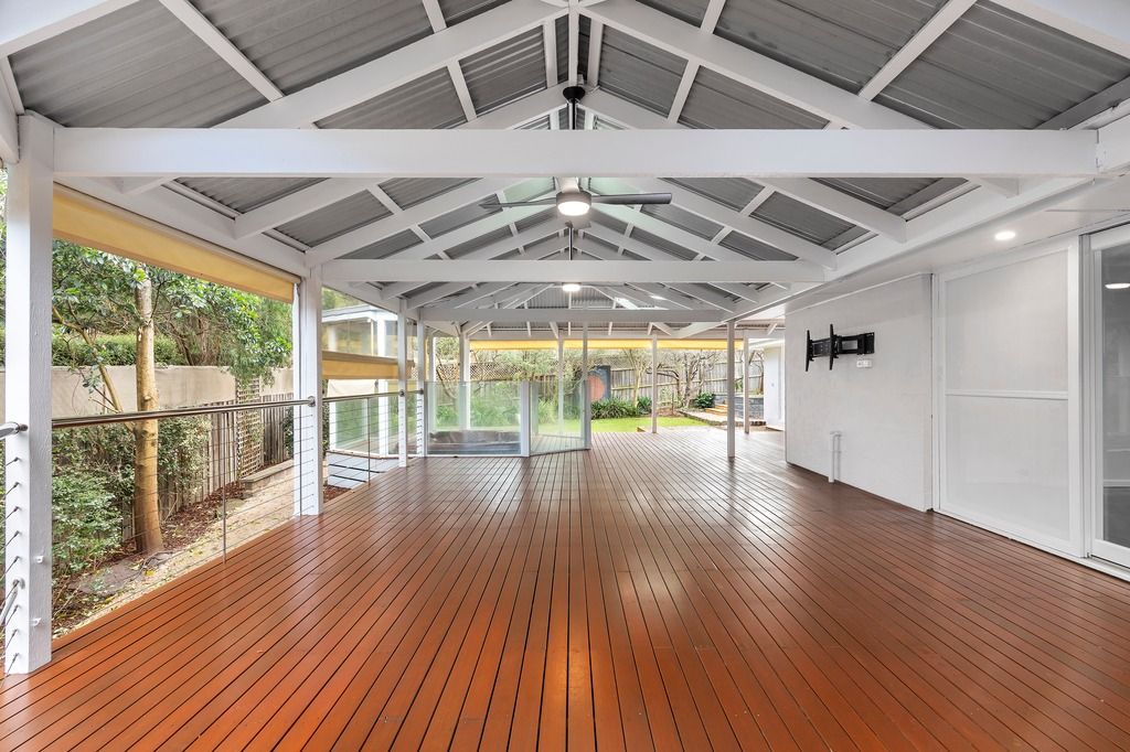 4 bedrooms House in 10 Avandina Crescent GREENSBOROUGH VIC, 3088