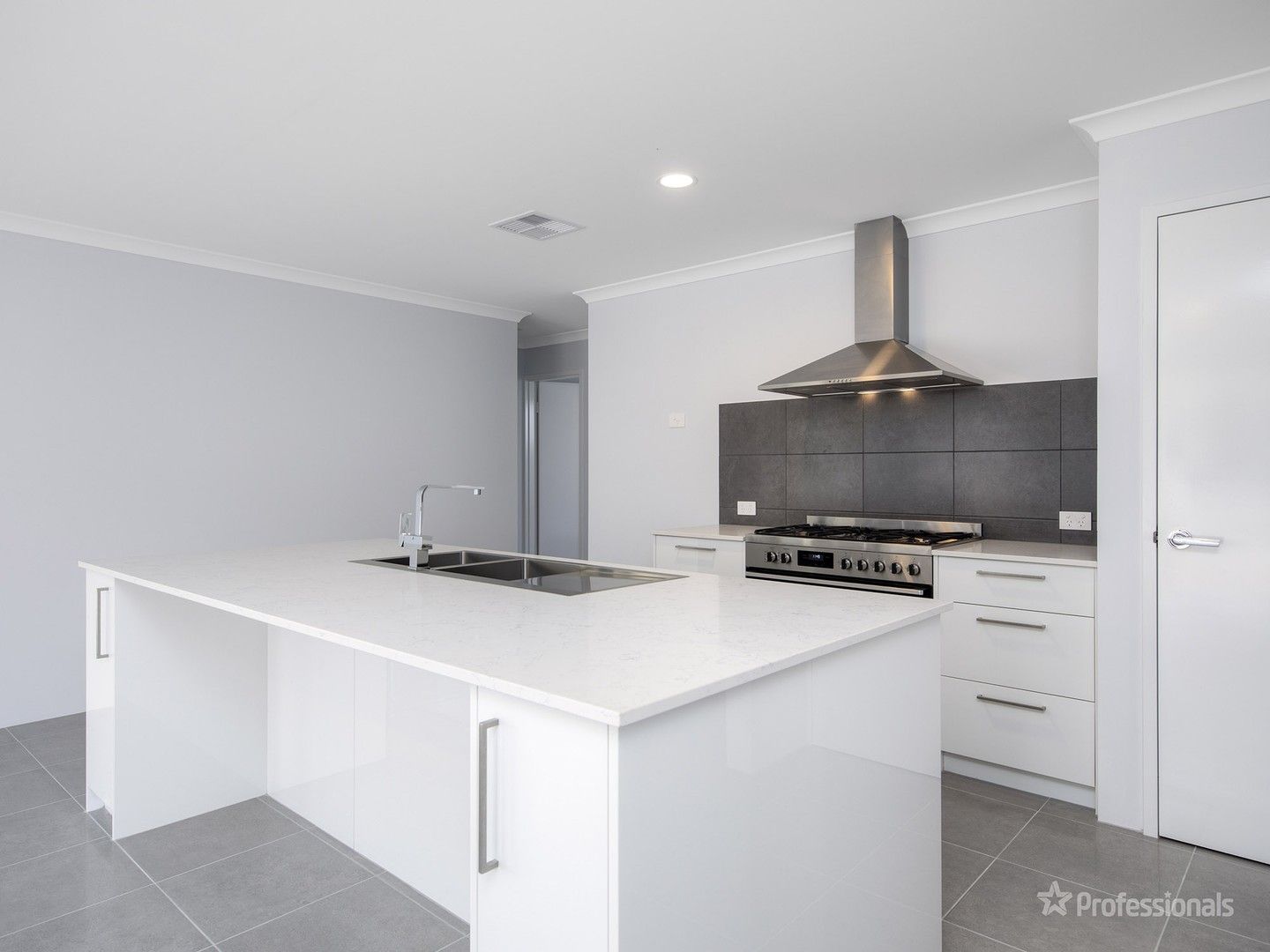 4 bedrooms House in 25 Gunbower Circuit BALDIVIS WA, 6171