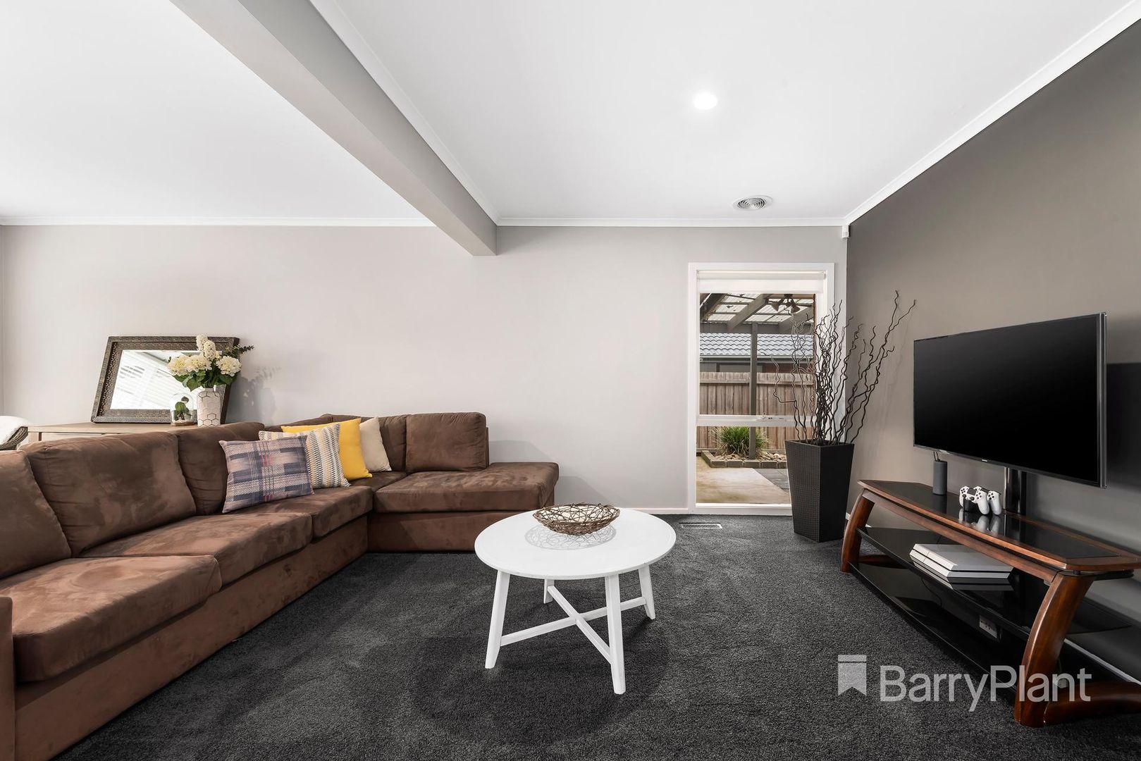 19 Hobson Crescent, Mill Park VIC 3082, Image 2