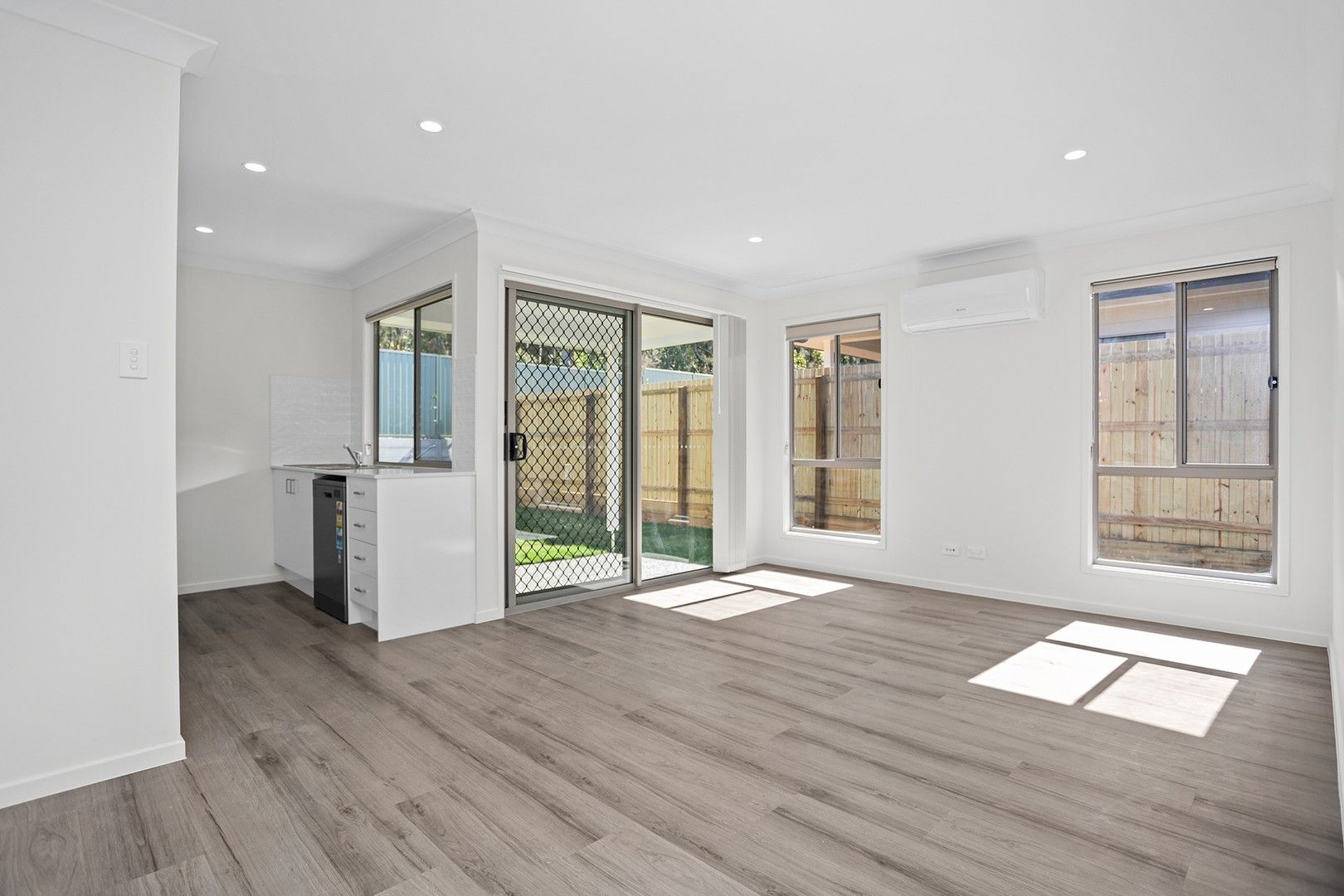 4 bedrooms Apartment / Unit / Flat in 1/21 Kestrel Road PARK RIDGE QLD, 4125