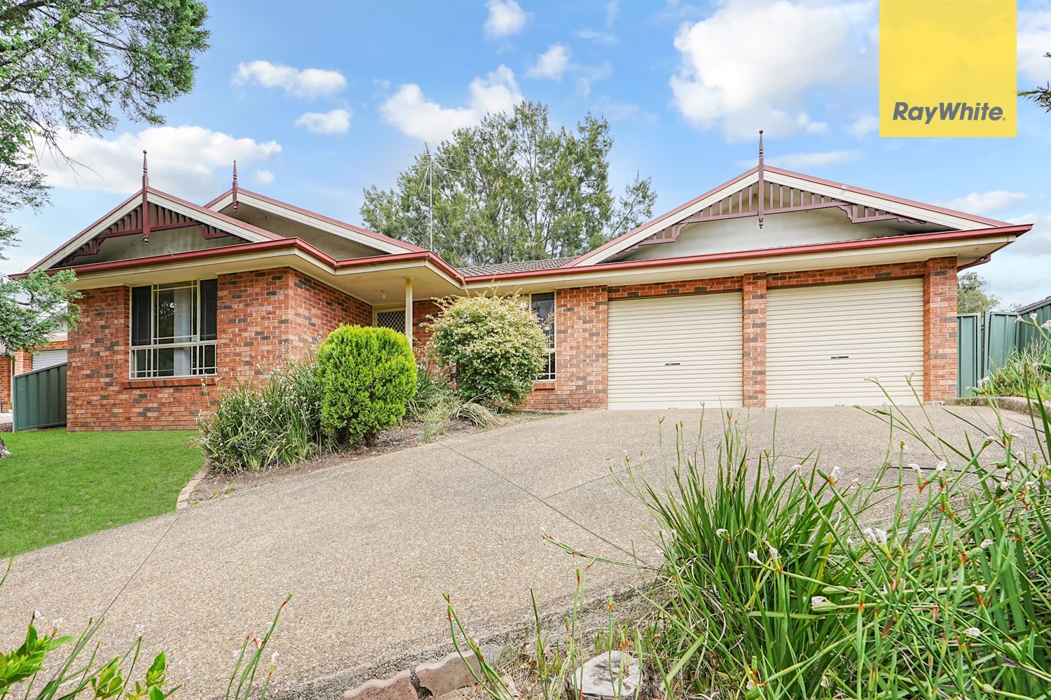 4 bedrooms House in 11 Mackenzie Avenue GLENMORE PARK NSW, 2745