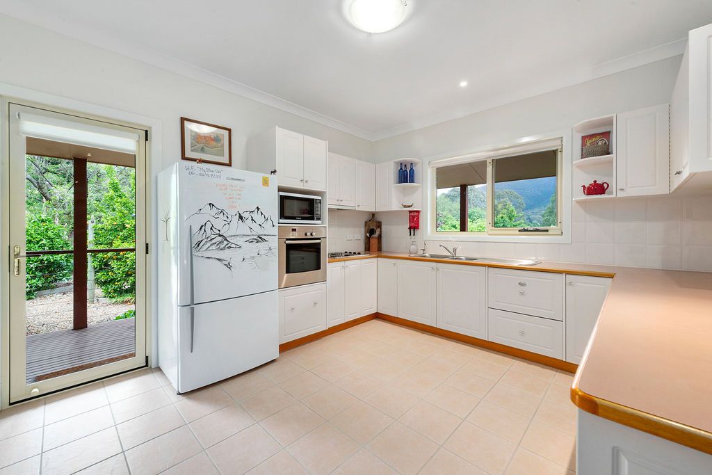 6 Clarkes Road, Wandiligong VIC 3744, Image 2