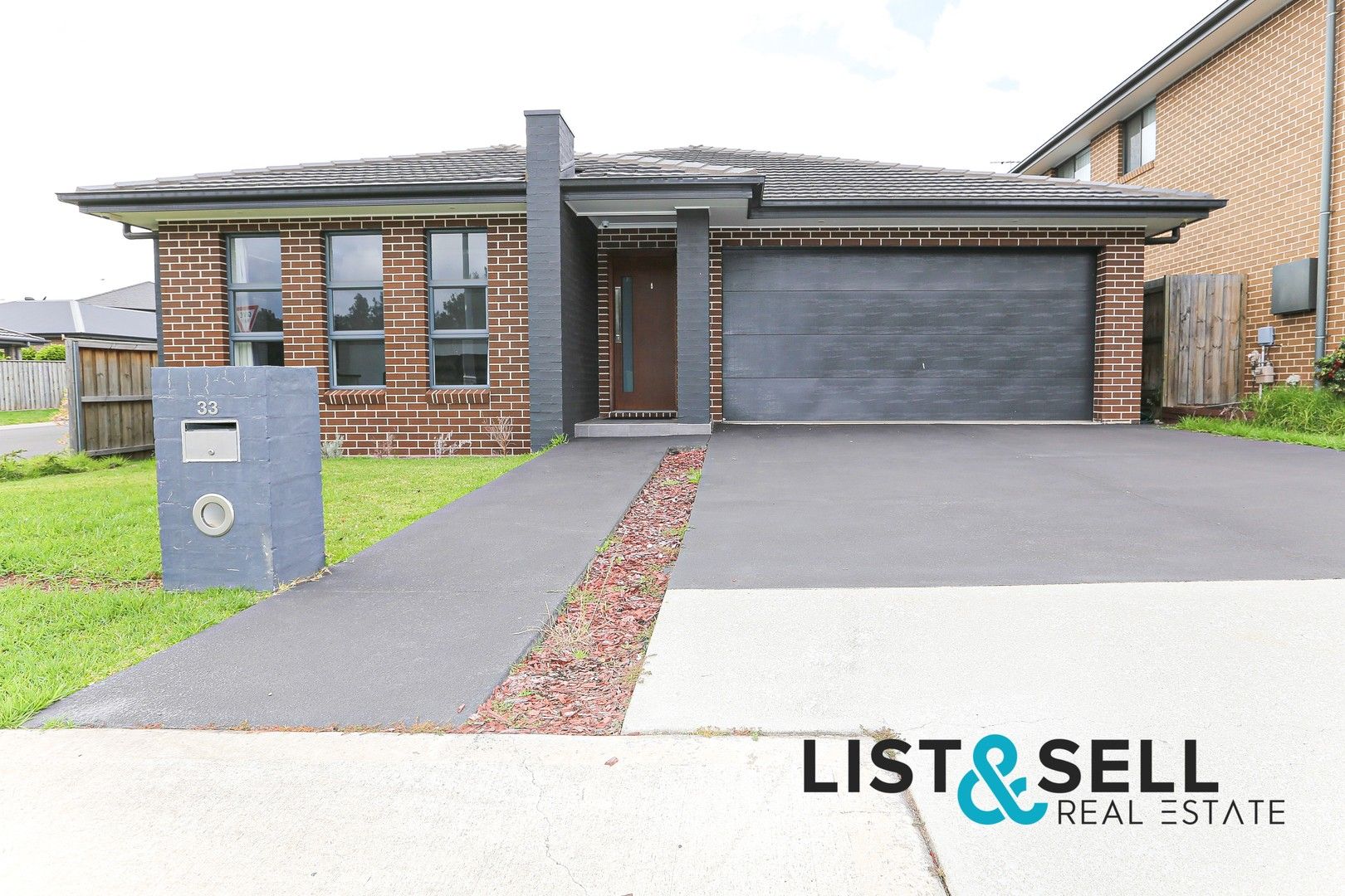 4 bedrooms House in 33 Lowe Avenue BARDIA NSW, 2565