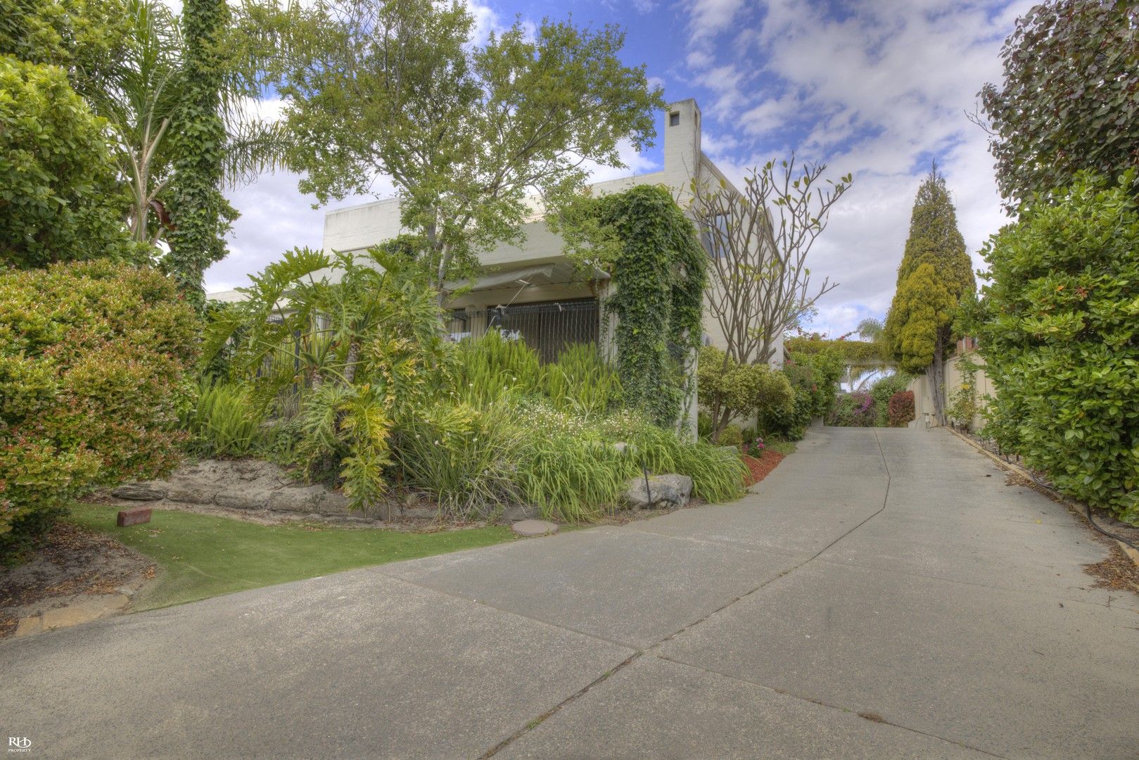 4 bedrooms House in 101 Riverton Drive ROSSMOYNE WA, 6148