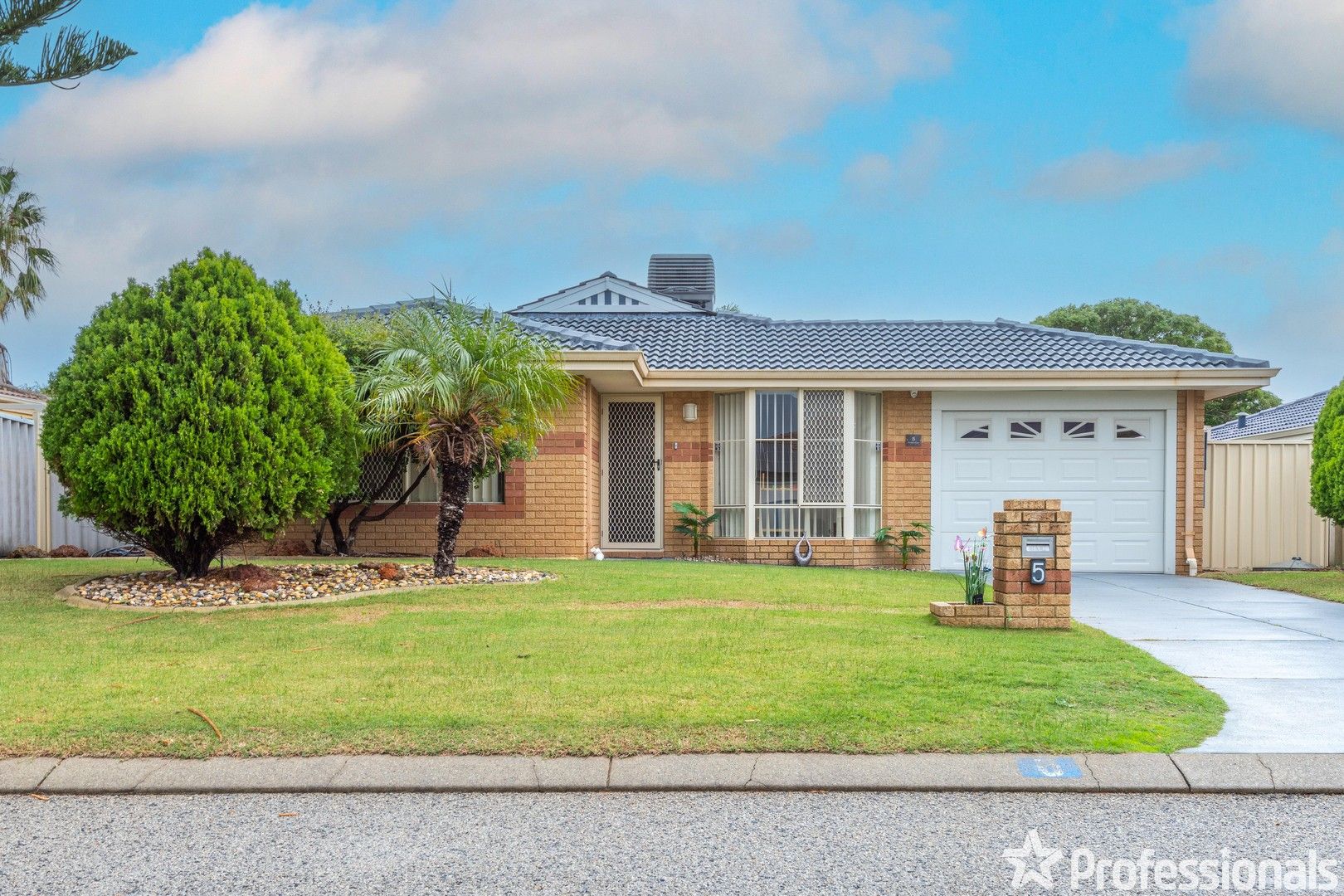 4 bedrooms House in 5 Grampian Court COOLOONGUP WA, 6168