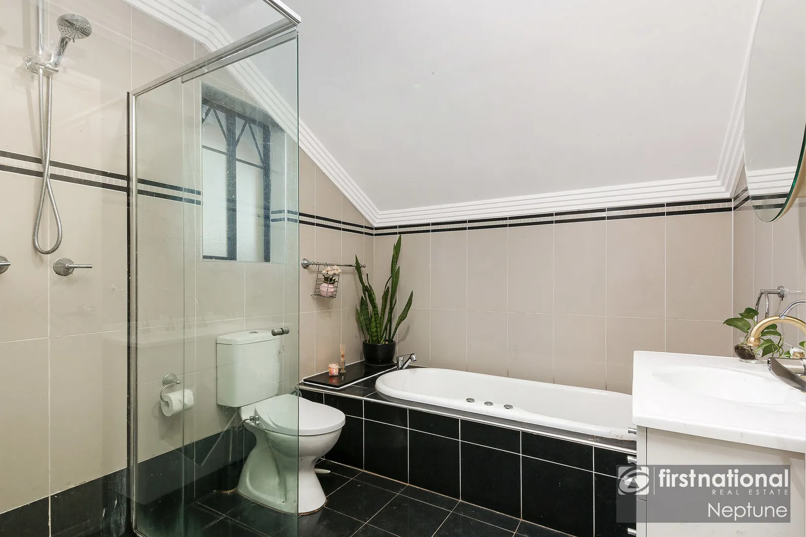 NO STRATA, NORTH-FACING SOLID DOUBLE-BRICK DUPLEX WITH CONCRETE SLABS ON GROUND AND FIRST FLOOR - QUALITY PROPERTY! – další