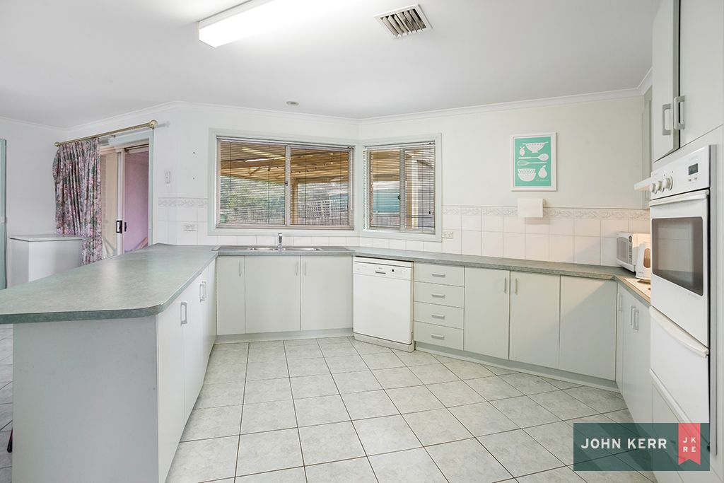 28 Jeeralang Avenue, Newborough VIC 3825, Image 2