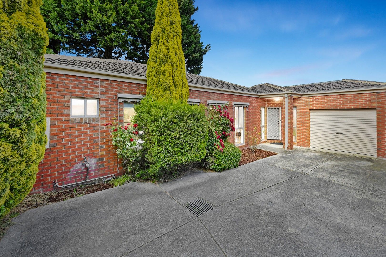 3 bedrooms Apartment / Unit / Flat in 2/368 Waverley Road MOUNT WAVERLEY VIC, 3149