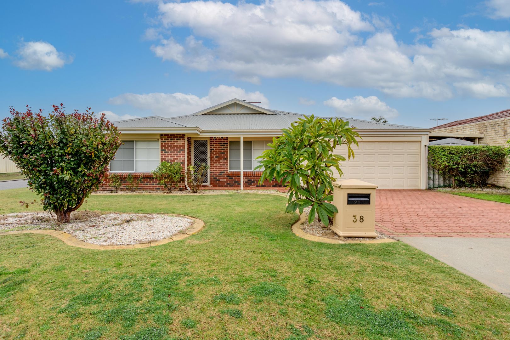 4 bedrooms House in 38 Potter Street HUNTINGDALE WA, 6110