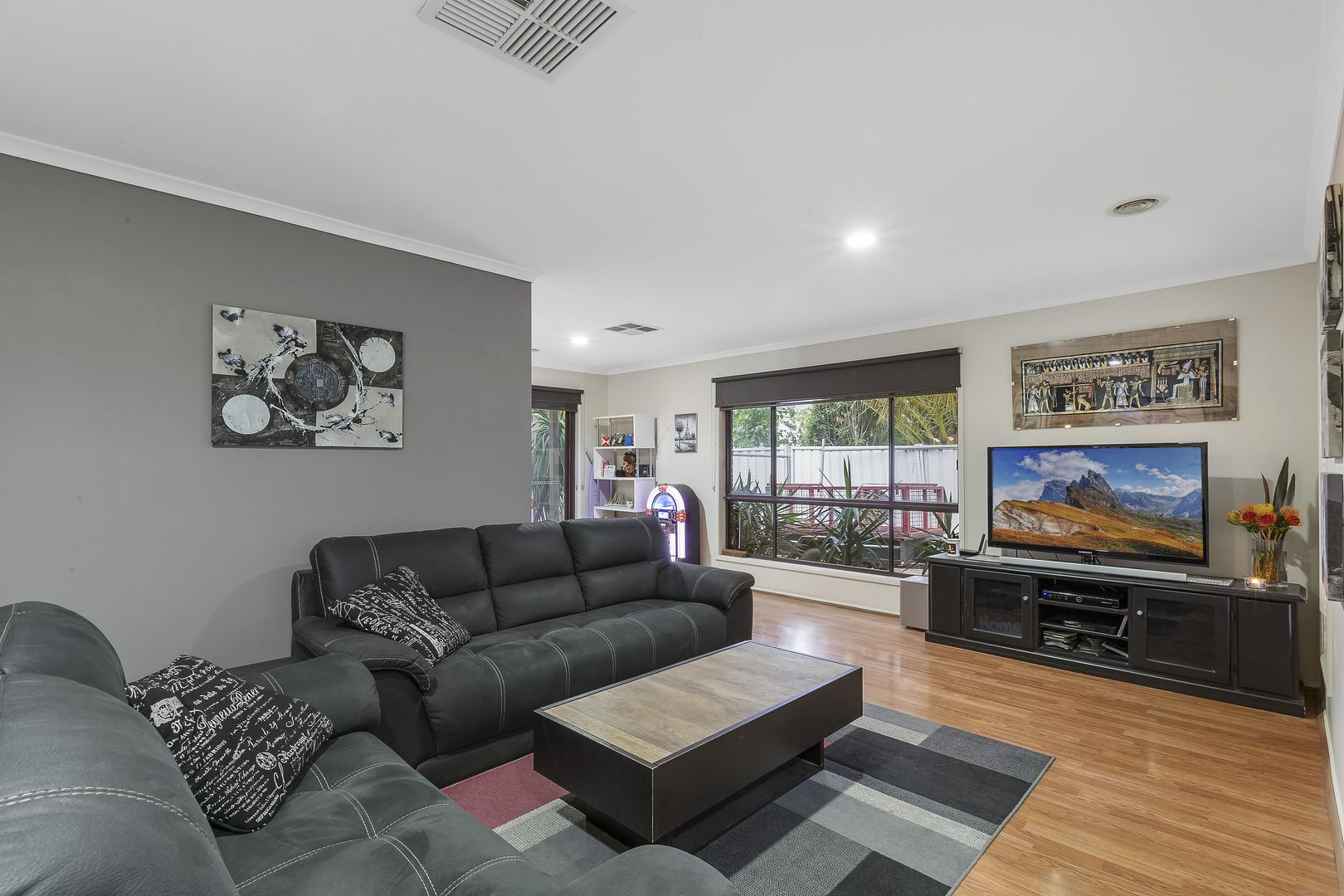 10 Twyford Close, Hillside VIC 3037, Image 2