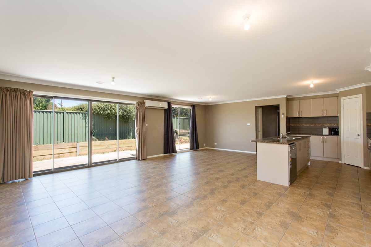 4 Brookside Drive, Mount Clear VIC 3350, Image 2
