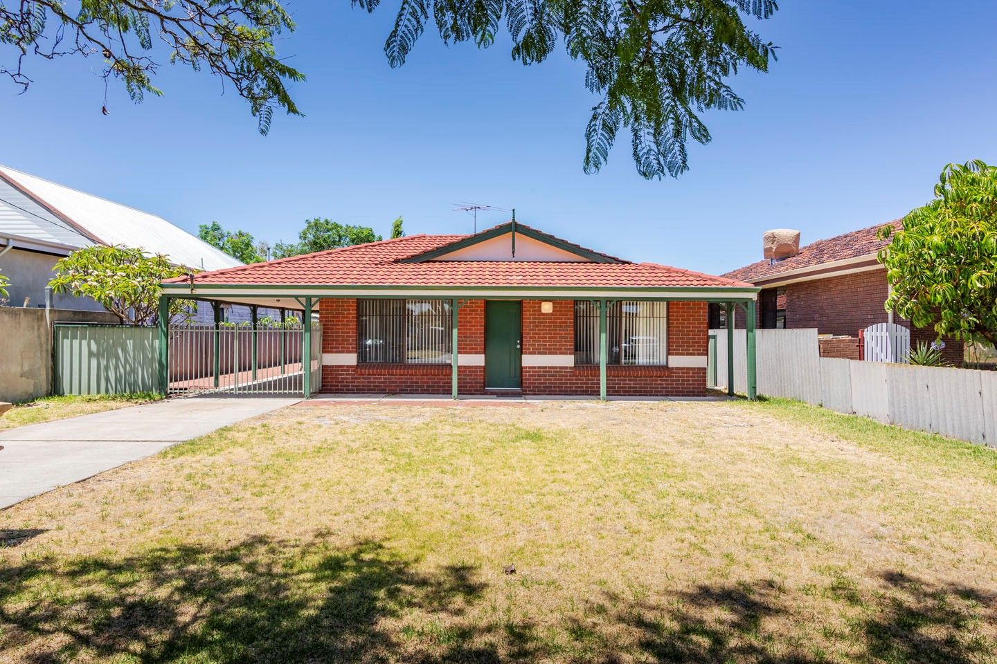 4 bedrooms House in 13 Broadway BASSENDEAN WA, 6054