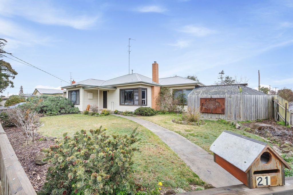 3 bedrooms House in 212 Yarrowee Street SEBASTOPOL VIC, 3356